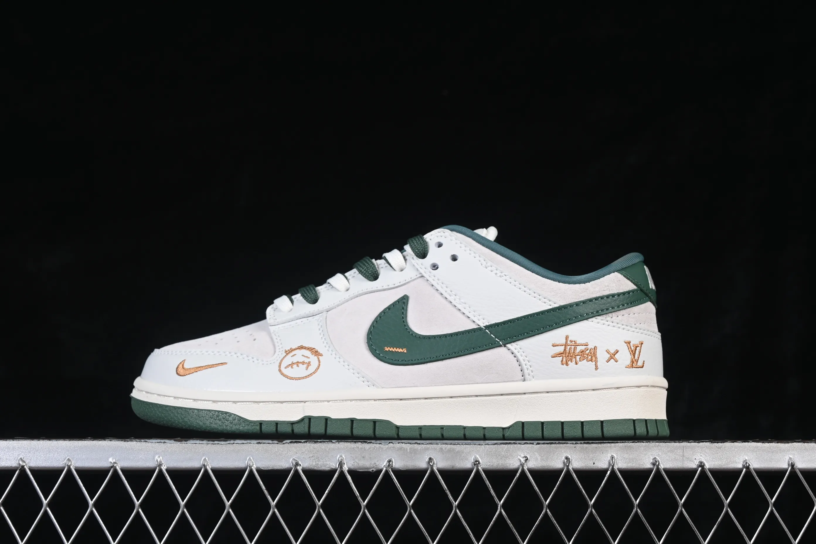 All categories Nk SB Dunk Series Nk SB Dunk Low High-end customized low-top sneakers Nike SB Dunk Three-party joint beige gray green High-end customized low-top casual sneakers SG6688-004